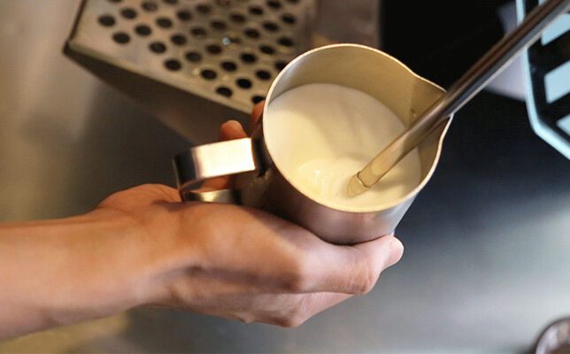 Cách tạo bọt sữa chuẩn Capuchino từ máy pha cà phê