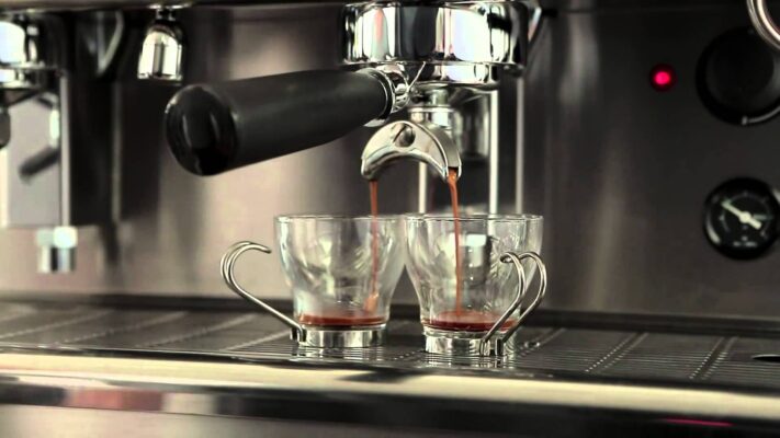 3 lỗi dùng máy pha cà phê khiến tách café mất hương thơm