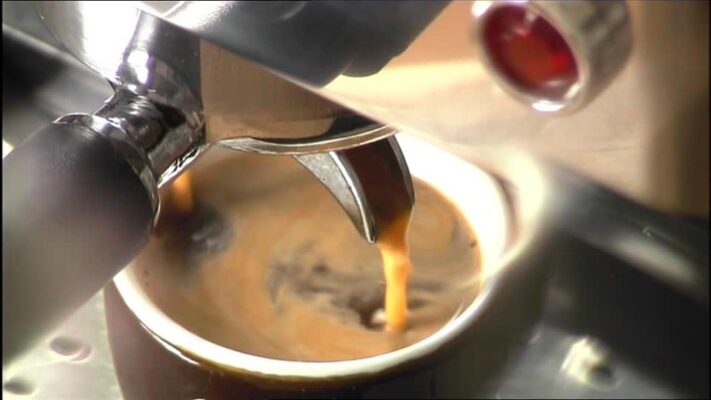 Tại sao bạn cần sắm cho quán một chiếc máy pha cà phê espresso chuyên nghiệp?