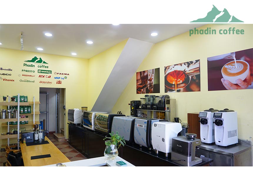 Không gian showroom thiết bị Phadin