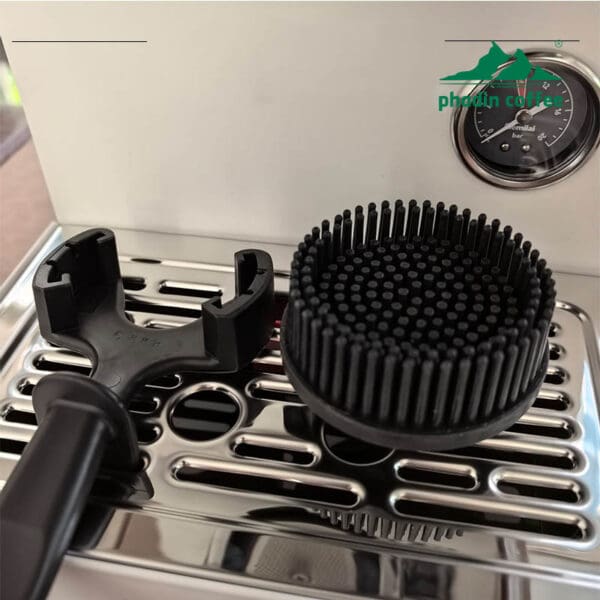 Bàn chải vệ sinh đầu pha máy cà phê – chất liệu silicone, thiết kế cong tròn, dùng để làm sạch lưới lọc và đầu vòi chiết xuất