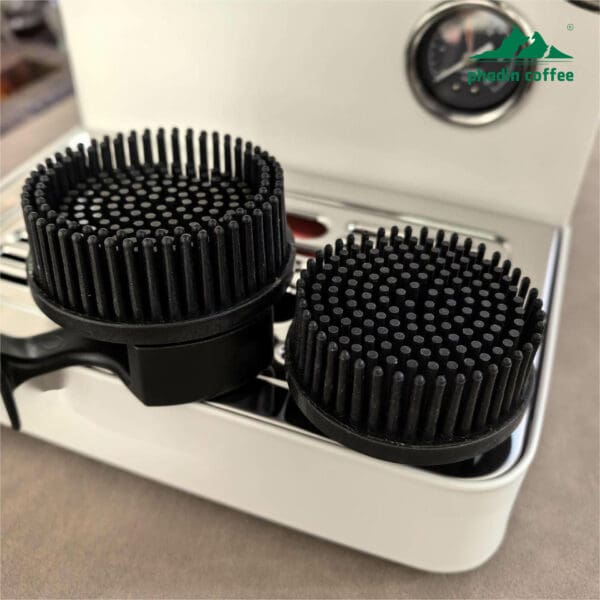 Bàn chải vệ sinh đầu pha máy cà phê – chất liệu silicone, thiết kế cong tròn, dùng để làm sạch lưới lọc và đầu vòi chiết xuất