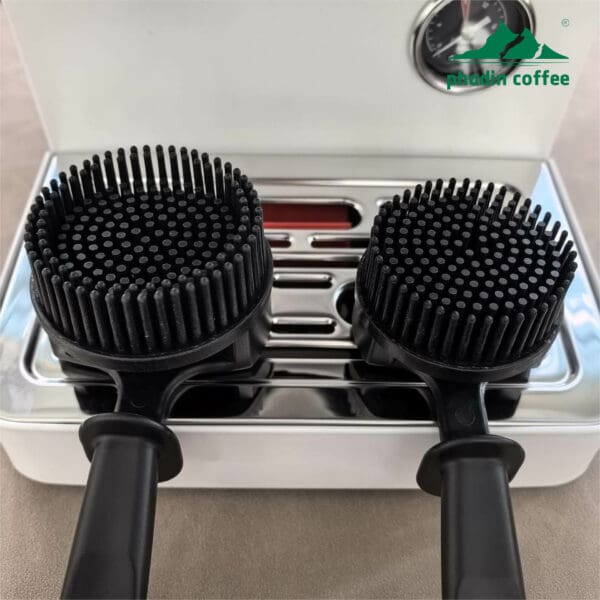 Bàn chải vệ sinh đầu pha máy cà phê – chất liệu silicone, thiết kế cong tròn, dùng để làm sạch lưới lọc và đầu vòi chiết xuất