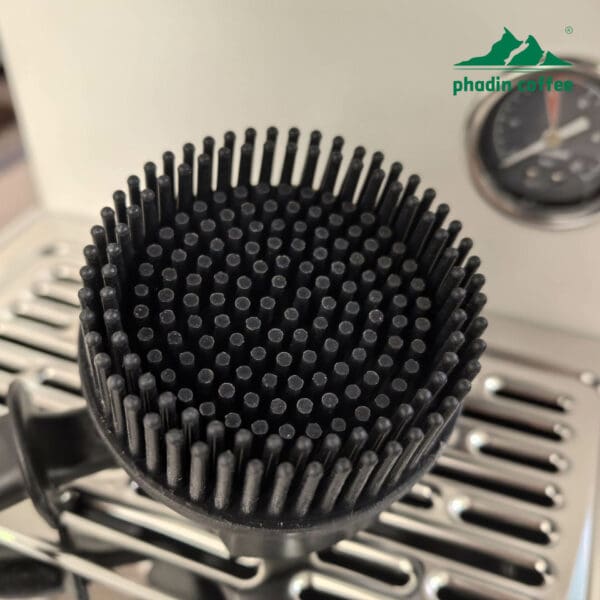 Bàn chải vệ sinh đầu pha máy cà phê – chất liệu silicone, thiết kế cong tròn, dùng để làm sạch lưới lọc và đầu vòi chiết xuất