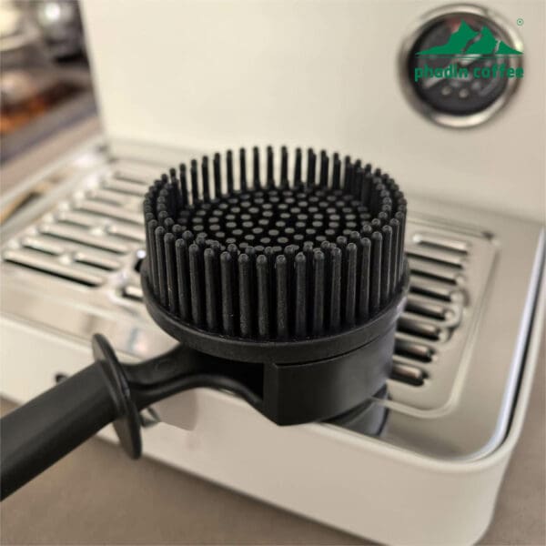 Bàn chải vệ sinh đầu pha máy cà phê – chất liệu silicone, thiết kế cong tròn, dùng để làm sạch lưới lọc và đầu vòi chiết xuất