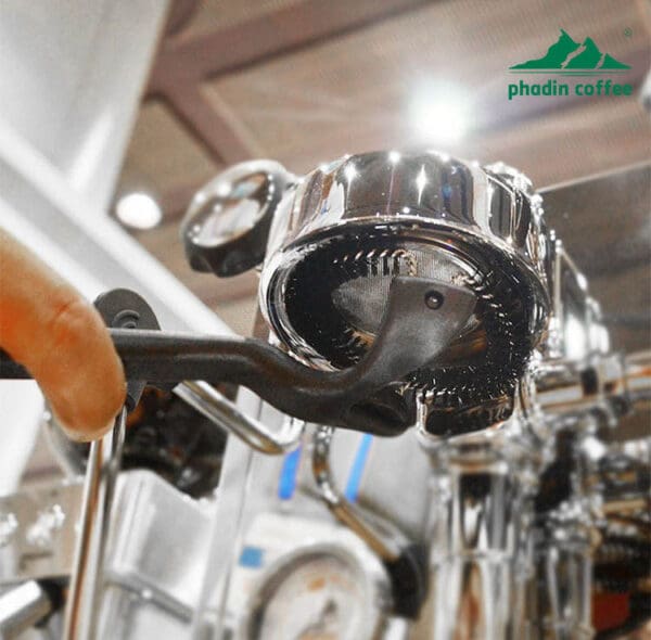 Bàn chải vệ sinh đầu pha máy pha cà phê Espresso – thiết kế đầu cong hình vòng cung, chuyên dùng để làm sạch lưới lọc và đầu chiết xuất