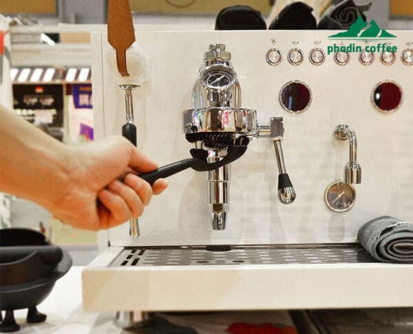 Bàn chải vệ sinh đầu pha máy pha cà phê Espresso – thiết kế đầu cong hình vòng cung, chuyên dùng để làm sạch lưới lọc và đầu chiết xuất