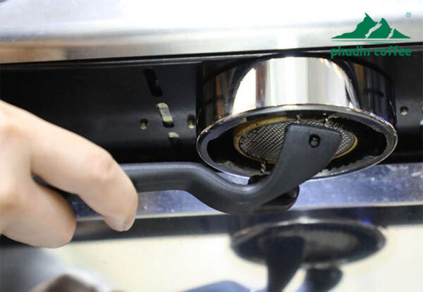 Bàn chải vệ sinh đầu pha máy pha cà phê Espresso – thiết kế đầu cong hình vòng cung, chuyên dùng để làm sạch lưới lọc và đầu chiết xuất