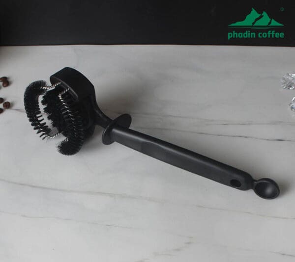 Bàn chải vệ sinh đầu pha máy pha cà phê Espresso – thiết kế đầu cong hình vòng cung, chuyên dùng để làm sạch lưới lọc và đầu chiết xuất