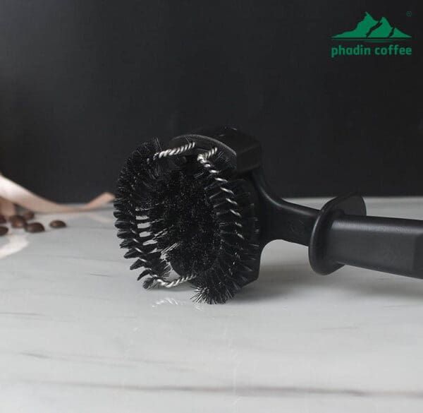 Bàn chải vệ sinh đầu pha máy pha cà phê Espresso – thiết kế đầu cong hình vòng cung, chuyên dùng để làm sạch lưới lọc và đầu chiết xuất