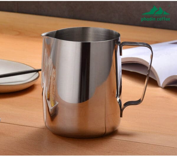 Ca đánh sữa bằng thép không gỉ, miệng vót nhọn dễ tạo hình latte art, thiết kế miệng xiên chuyên dụng cho pha cà phê nghệ thuật – dung tích 350ml
