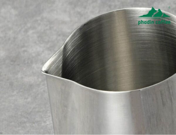 Ca đánh sữa bằng thép không gỉ, miệng vót nhọn dễ tạo hình latte art, thiết kế miệng xiên chuyên dụng cho pha cà phê nghệ thuật – dung tích 350ml