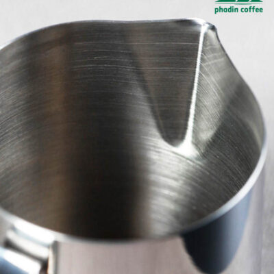 Ca đánh sữa bằng thép không gỉ, miệng vót nhọn dễ tạo hình latte art, thiết kế miệng xiên chuyên dụng cho pha cà phê nghệ thuật – dung tích 350ml