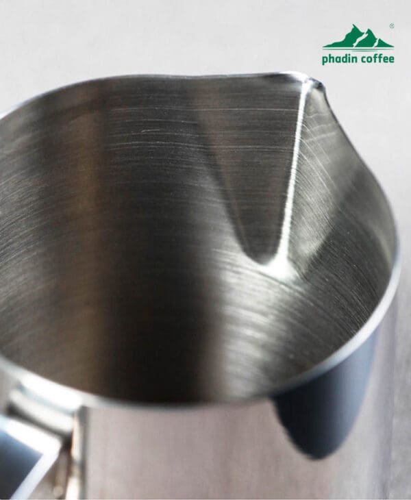 Ca đánh sữa bằng thép không gỉ, miệng vót nhọn dễ tạo hình latte art, thiết kế miệng xiên chuyên dụng cho pha cà phê nghệ thuật – dung tích 350ml