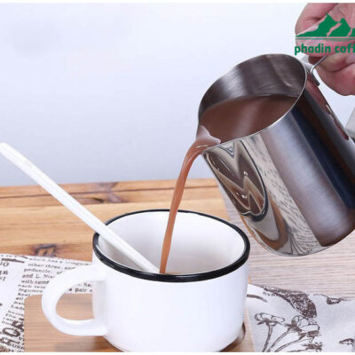 Ca đánh sữa bằng thép không gỉ, miệng vót nhọn dễ tạo hình latte art, thiết kế miệng xiên chuyên dụng cho pha cà phê nghệ thuật – dung tích 350ml
