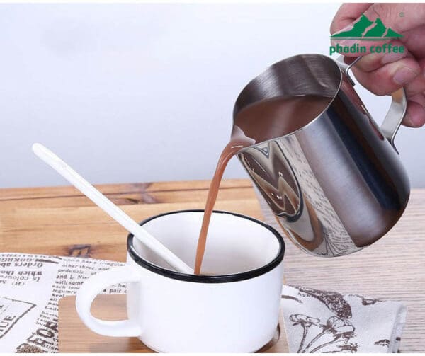 Ca đánh sữa bằng thép không gỉ, miệng vót nhọn dễ tạo hình latte art, thiết kế miệng xiên chuyên dụng cho pha cà phê nghệ thuật – dung tích 350ml