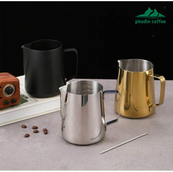 Ca đánh sữa bằng thép không gỉ, miệng vót nhọn dễ tạo hình latte art, thiết kế miệng xiên chuyên dụng cho pha cà phê nghệ thuật – dung tích 350ml