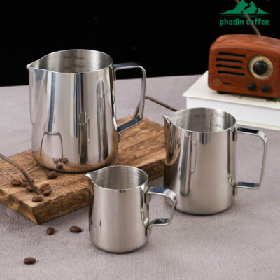 Ca đánh sữa bằng thép không gỉ, miệng vót nhọn dễ tạo hình latte art, thiết kế miệng xiên chuyên dụng cho pha cà phê nghệ thuật – dung tích 350ml