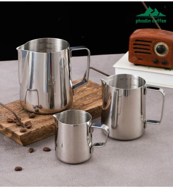 Ca đánh sữa bằng thép không gỉ, miệng vót nhọn dễ tạo hình latte art, thiết kế miệng xiên chuyên dụng cho pha cà phê nghệ thuật – dung tích 350ml