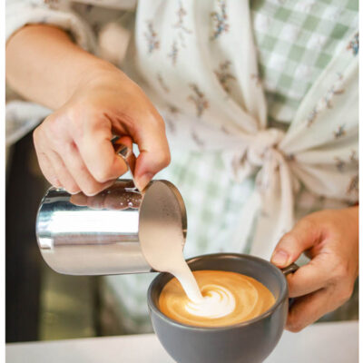 Ca đánh sữa bằng thép không gỉ, miệng vót nhọn dễ tạo hình latte art, thiết kế miệng xiên chuyên dụng cho pha cà phê nghệ thuật – dung tích 350ml