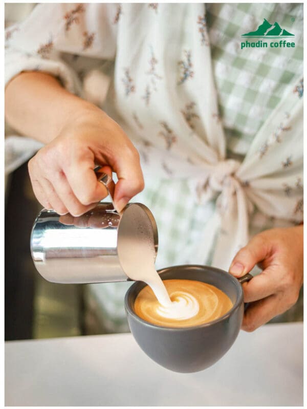 Ca đánh sữa bằng thép không gỉ, miệng vót nhọn dễ tạo hình latte art, thiết kế miệng xiên chuyên dụng cho pha cà phê nghệ thuật – dung tích 350ml