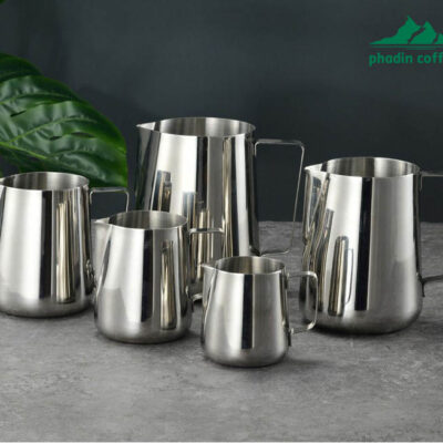 Ca đánh sữa bằng thép không gỉ, miệng vót nhọn dễ tạo hình latte art, thiết kế miệng xiên chuyên dụng cho pha cà phê nghệ thuật – dung tích 350ml