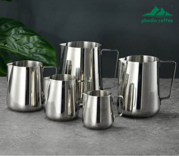 Ca đánh sữa bằng thép không gỉ, miệng vót nhọn dễ tạo hình latte art, thiết kế miệng xiên chuyên dụng cho pha cà phê nghệ thuật – dung tích 350ml
