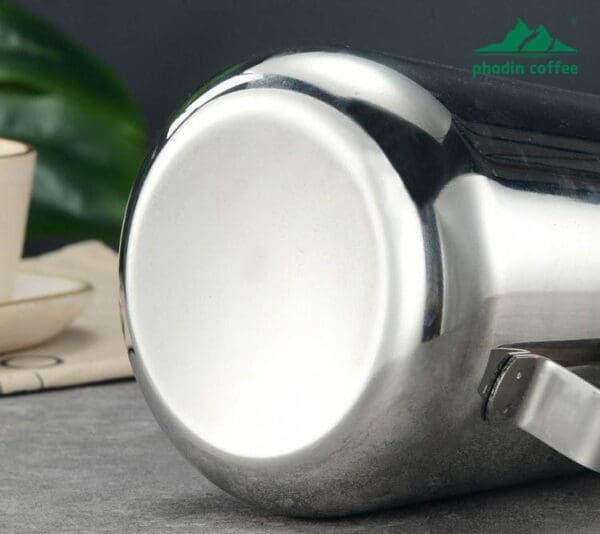 Ca đánh sữa bằng thép không gỉ, miệng vót nhọn dễ tạo hình latte art, thiết kế miệng xiên chuyên dụng cho pha cà phê nghệ thuật – dung tích 350ml