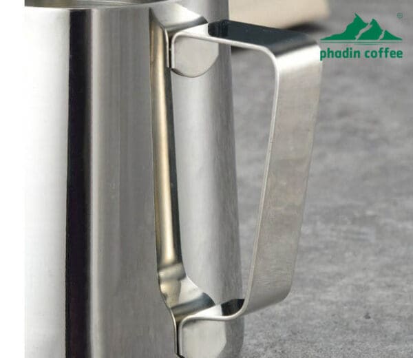 Ca đánh sữa bằng thép không gỉ, miệng vót nhọn dễ tạo hình latte art, thiết kế miệng xiên chuyên dụng cho pha cà phê nghệ thuật – dung tích 350ml