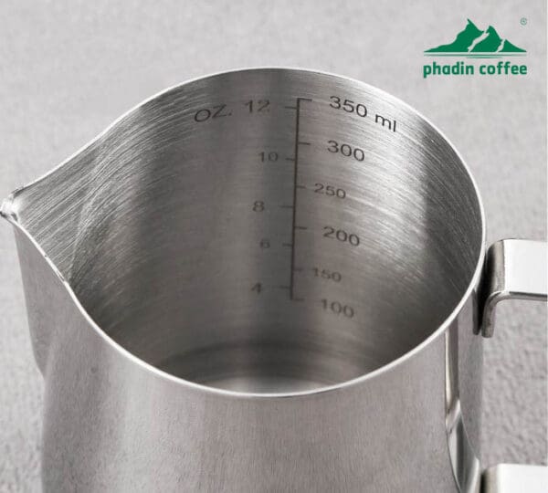 Ca đánh sữa bằng thép không gỉ, miệng vót nhọn dễ tạo hình latte art, thiết kế miệng xiên chuyên dụng cho pha cà phê nghệ thuật – dung tích 350ml