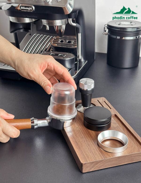 Cốc hứng bột cà phê cho máy xay – dùng để cân cà phê hạt, gắn vào tay cầm máy pha Espresso giúp chống bắn bột, cũng có thể dùng làm cốc ngửi hương (cupping)