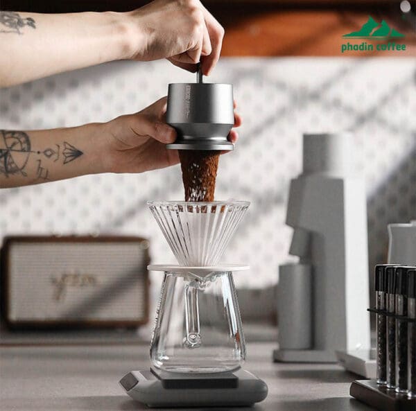 Cốc hứng bột cà phê kiểu “Bomber” – dùng cho máy xay cà phê, hỗ trợ hứng bột sau khi xay, có thể kết hợp với tay cầm hoặc dùng như cốc ngửi hương khi pha pour-over