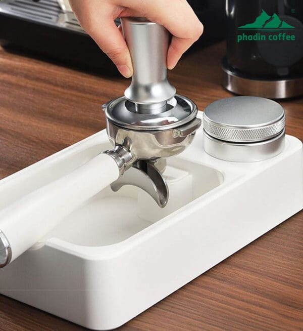 Đế đa năng cho dụng cụ pha cà phê tại nhà – tích hợp chỗ đặt tamper, WDT tool, gõ bã và lưu trữ gọn gàng các phụ kiện máy pha cà phê