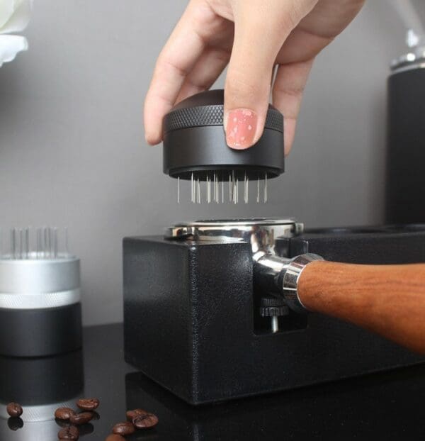 Dụng cụ WDT kim xoay phân tán bột cà phê – phù hợp tay cầm máy espresso 58 mm