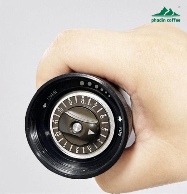 Máy xay cà phê cầm tay mini – thiết kế lưới chống trượt, lưỡi nghiền bằng thép không gỉ, có thể điều chỉnh độ mịn, tay quay có thể gập gọn, tiện m...