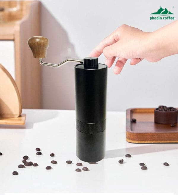 Máy xay cà phê cầm tay mini – thiết kế lưới chống trượt, lưỡi nghiền bằng thép không gỉ, có thể điều chỉnh độ mịn, tay quay có thể gập gọn, tiện m...