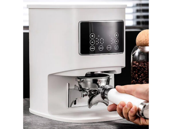 Thao tác đưa tay pha vào máy nén bột cà phê tự động G513N
