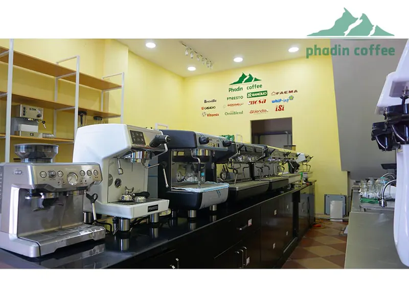 Khu trưng bày máy pha và máy xay tại showroom Phadin Hà Nội